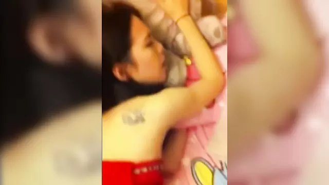 Kıllı Kazak, arkadaşı tarafından amına sertçe geçirilip beceriliyor.