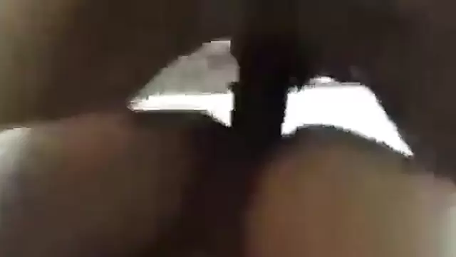 Akmola bölgesinde Kazak bir kadının amına yakından sikiliyor.