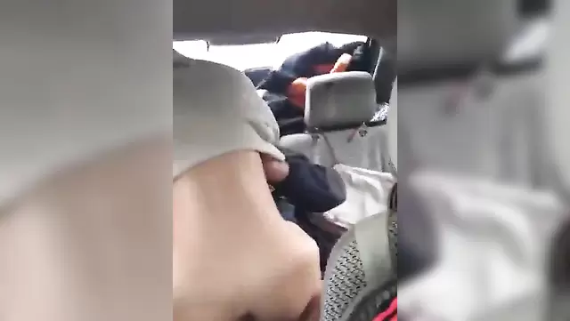 Ateşli milf, üniversiteli öğrencinin aletine binip üstünde deli gibi gidiyor.